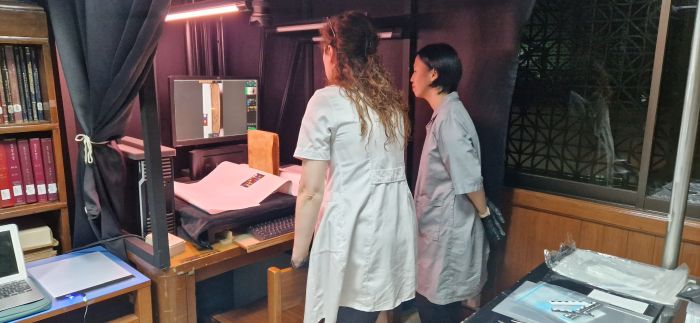 Ocena stanu zachowania dzieła. fot. J. Czuczko